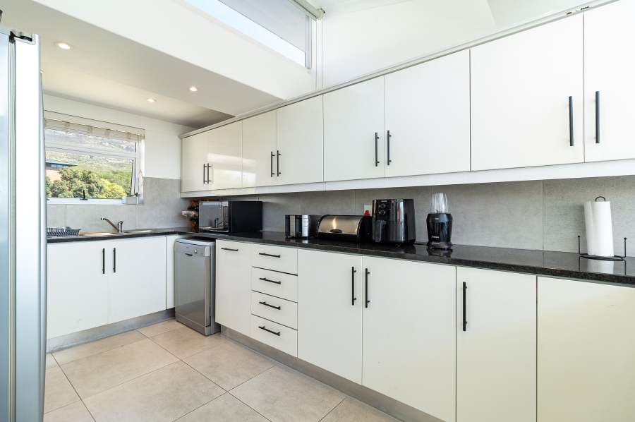 To Let 3 Bedroom Property for Rent in Vredehoek Western Cape